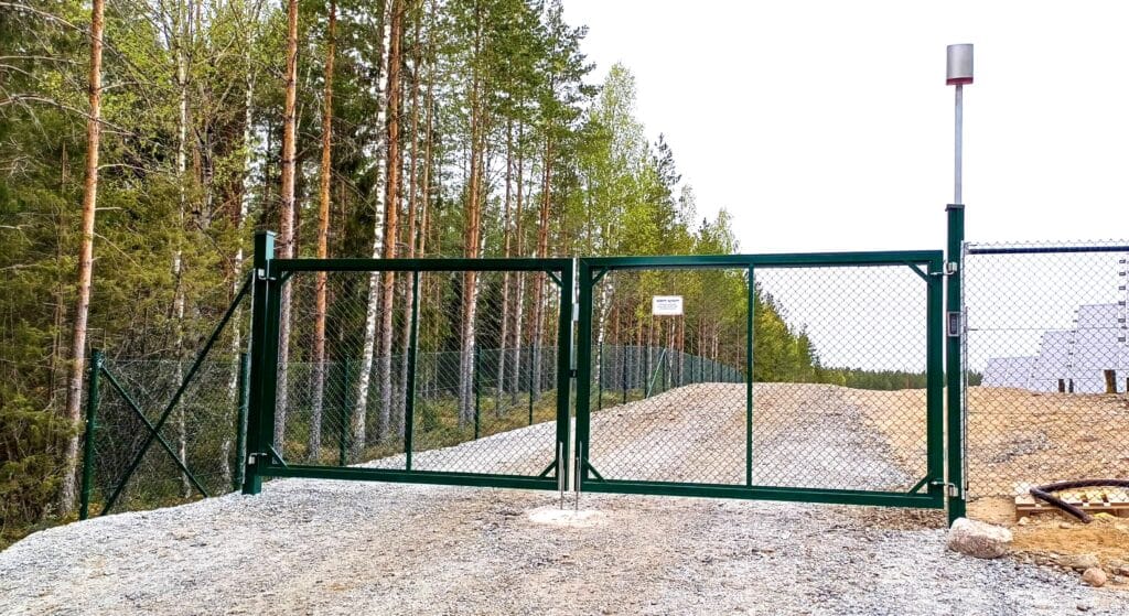 aurinkovoimalan maalattu ajoportti