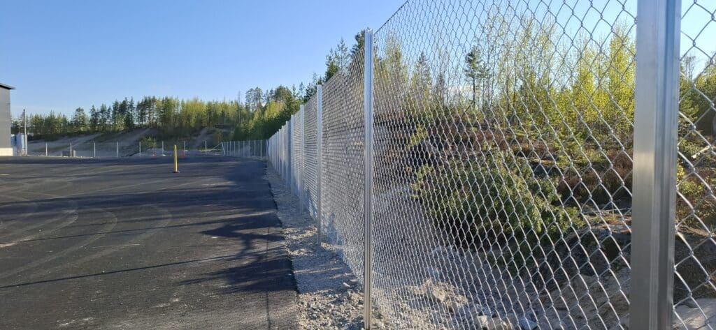 alumiini pylväät ja aitaverkko