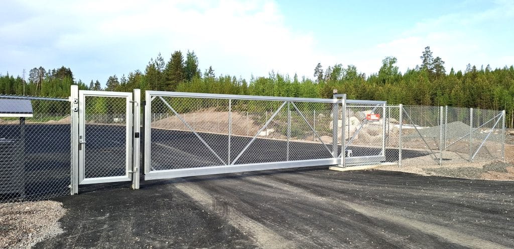 Käyntiportti ja sähköinen liukuportti