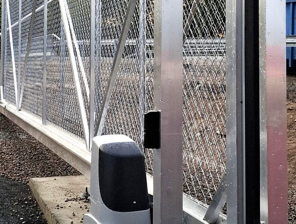 Turvavalokenno asennettuna konekäyttöiseen liukuporttiin