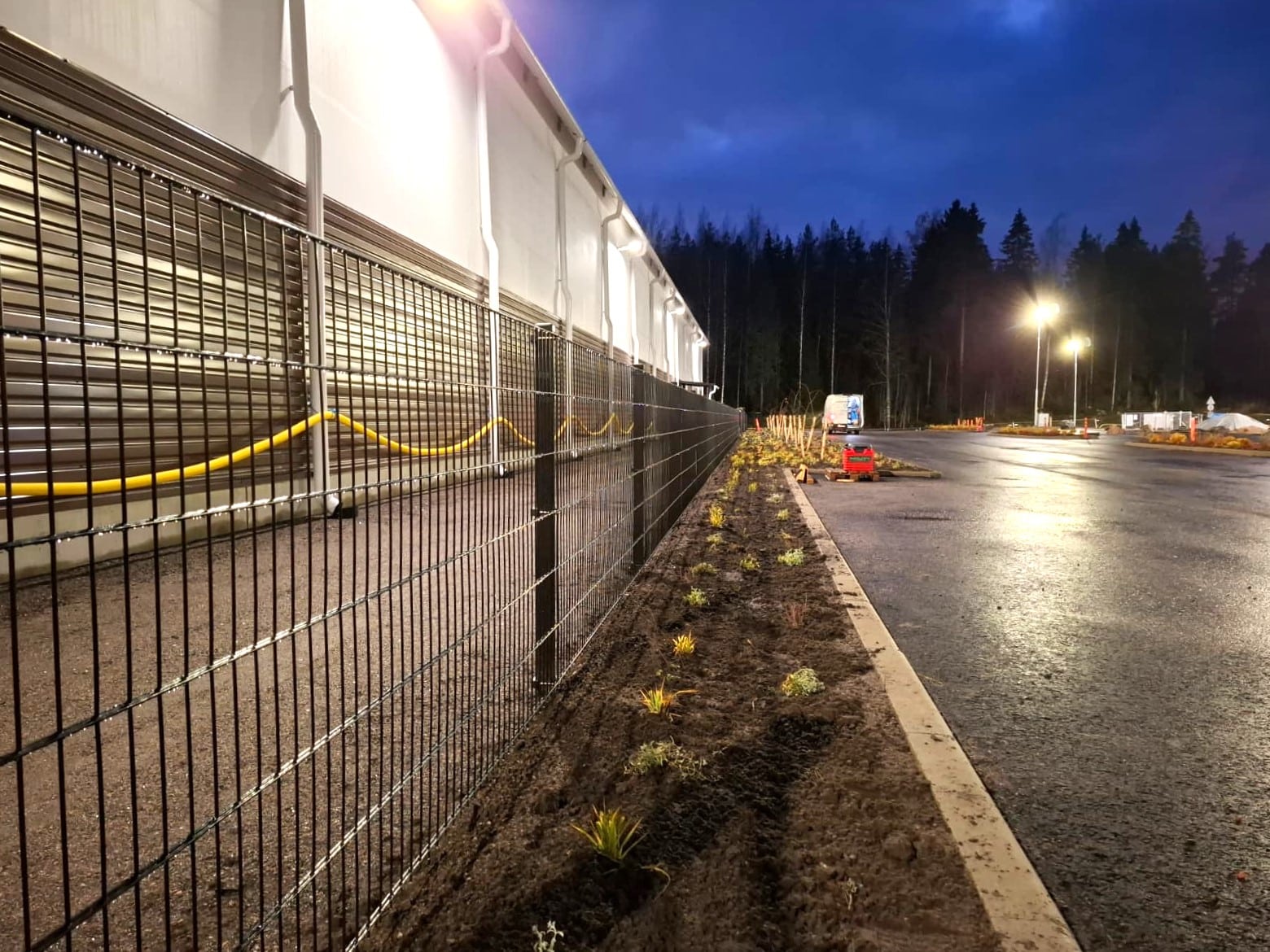 Kolmilanka-aita asennettuna.