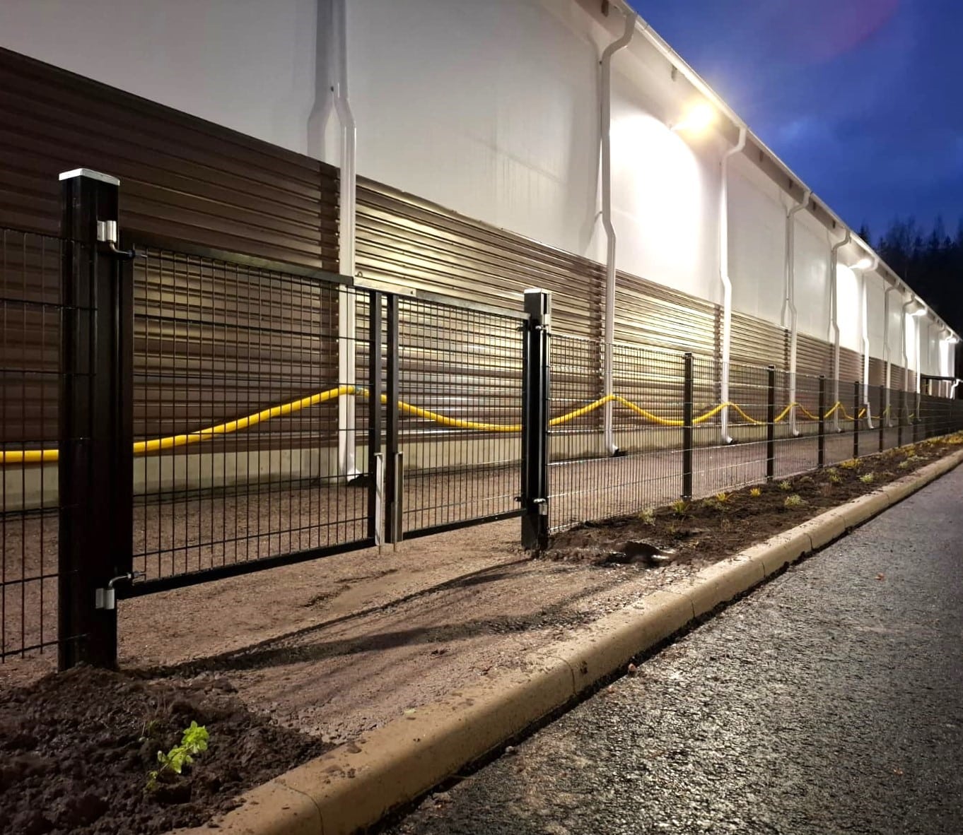 Kolmilanka-aita ja huoltoportti asennettuna.