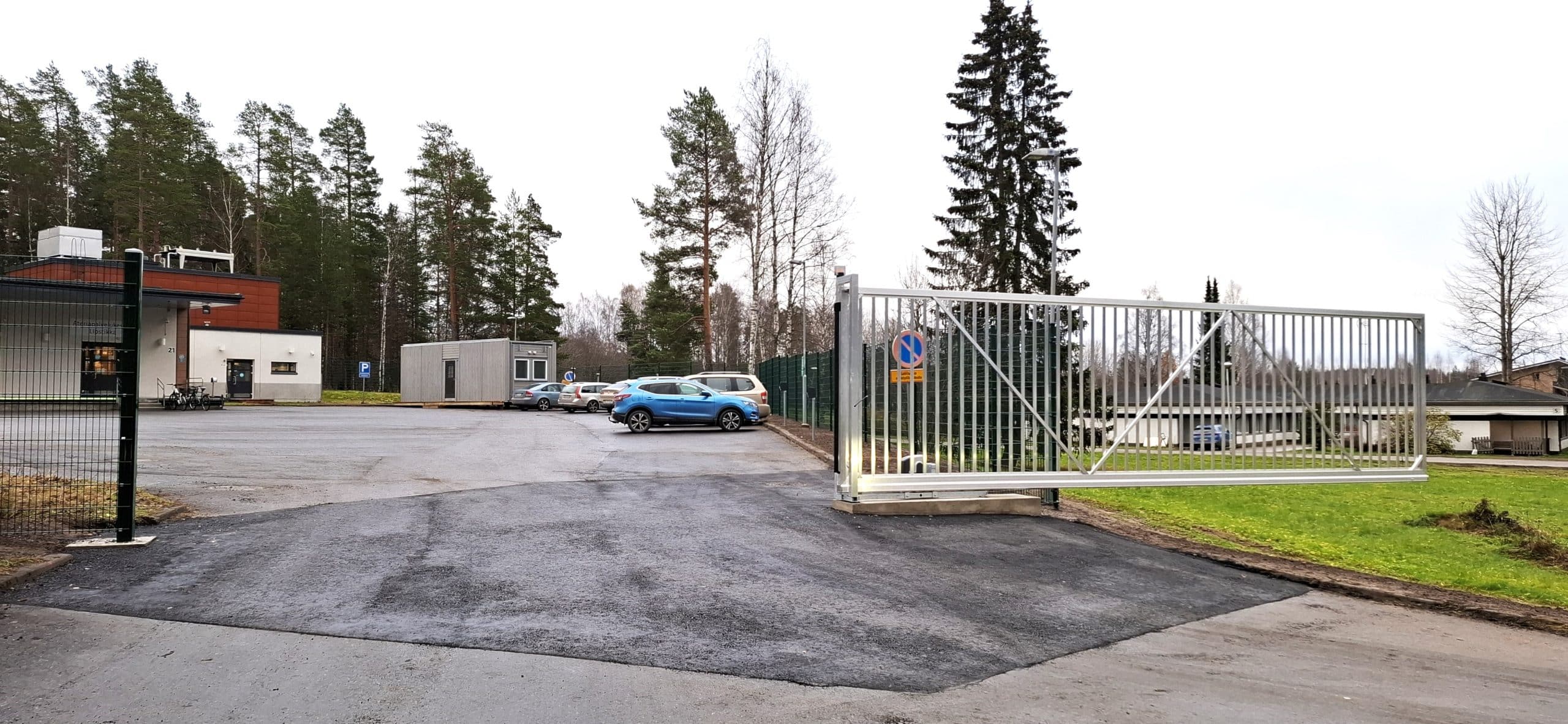 Säletäytteinen liukuportti varustettu moottorilla.