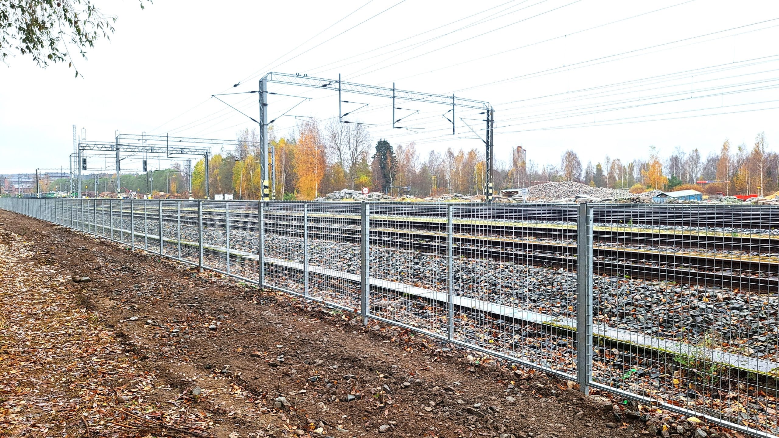 TU-aita eli RATO-aita asennettu junaradan varteen.