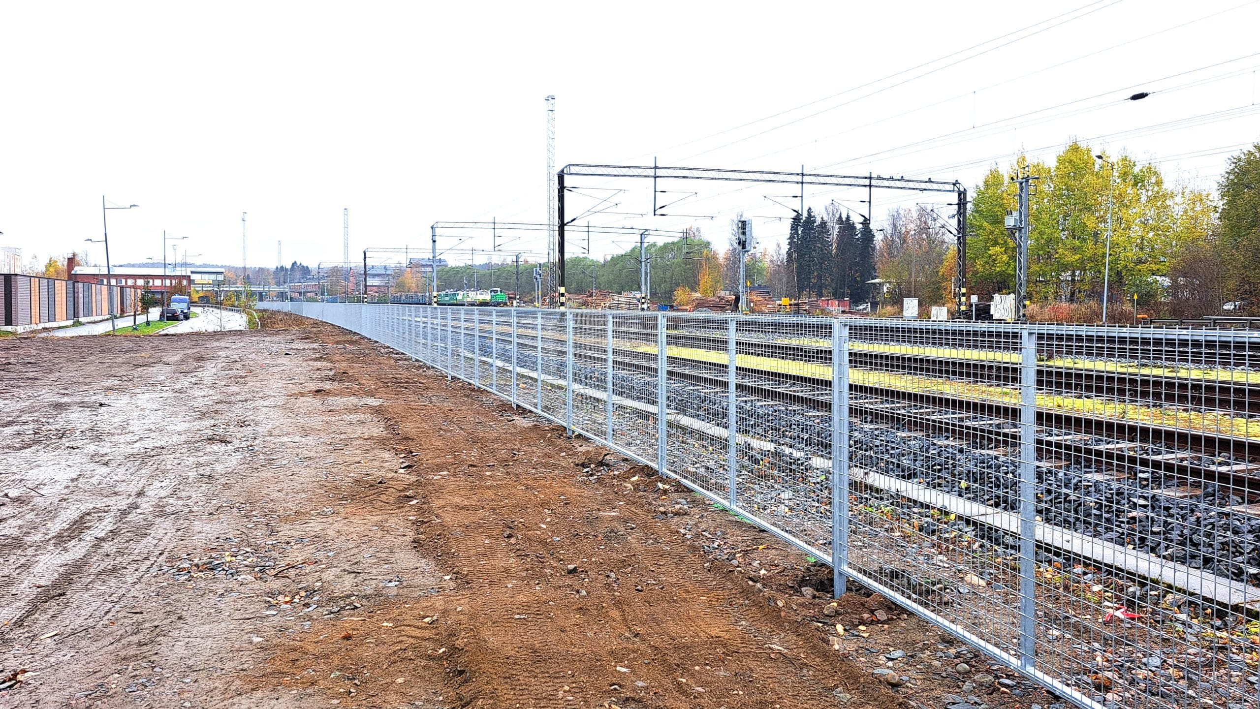 TU-aita eli RATO-aita asennettu junaradan varteen.