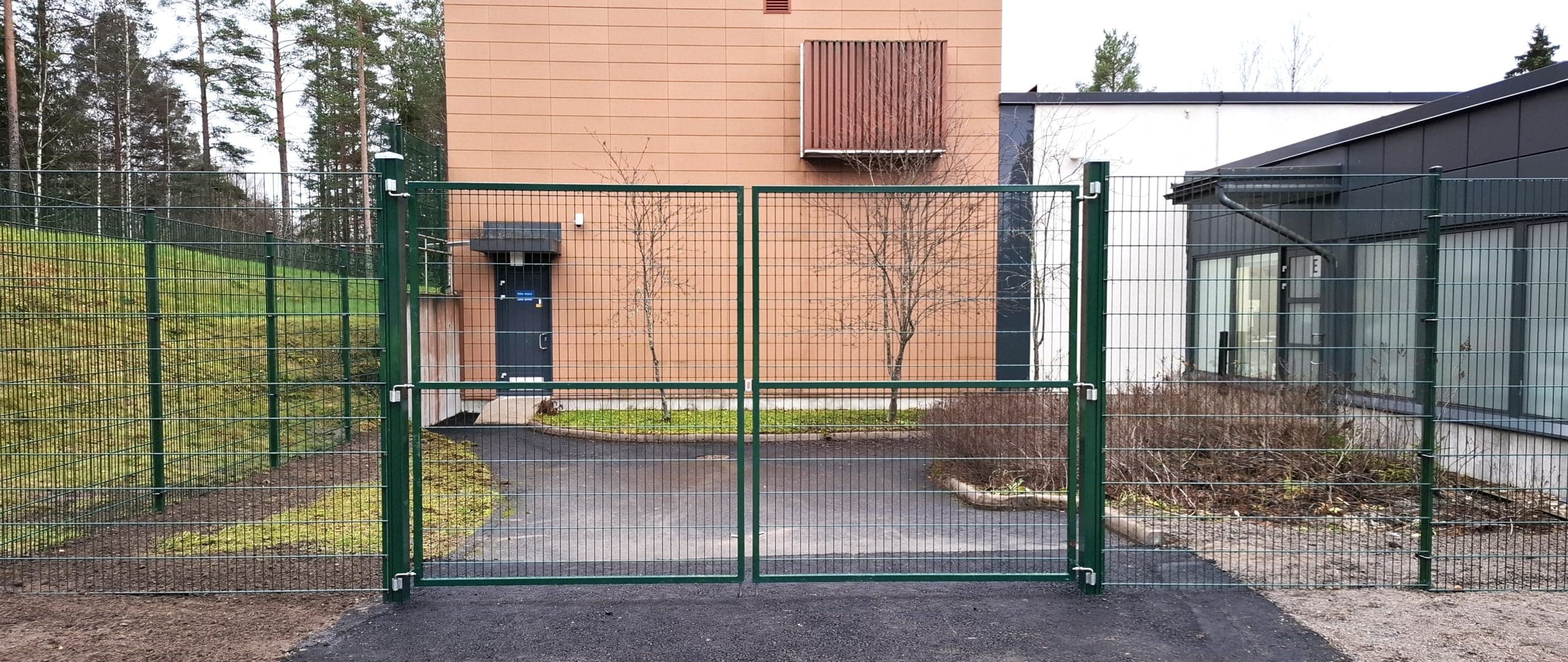 Teräksestä valmistettu saranaportti, eli ajoportti.