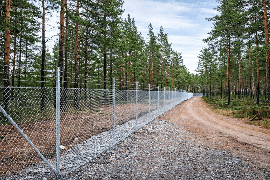 Korkean turvatason verkkoaita ja piikkilankalisä