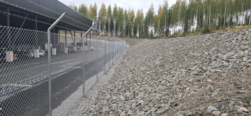 Verkkoaita ja piikkilanka - SUOJA-AITA
