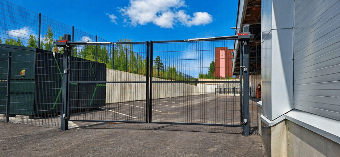 Aita ja saranaportti yrityksen pihassa