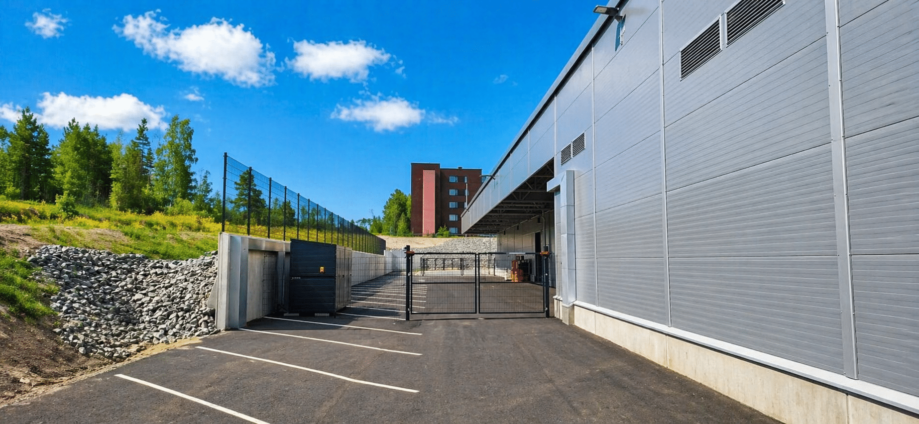 Aita ja saranaportti yrityksen pihassa