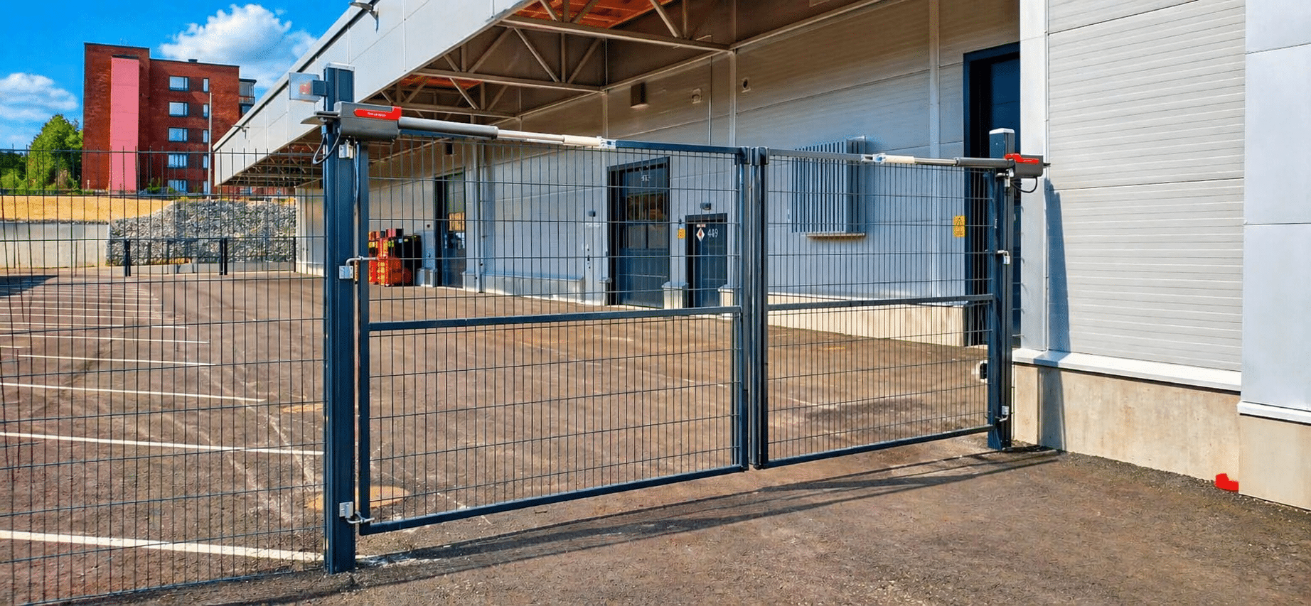 Aita ja saranaportti yrityksen pihassa