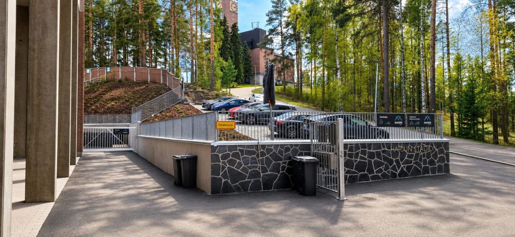 Moderni pinna-aita ja säletäytteinen liukuportti urheilukohteessa