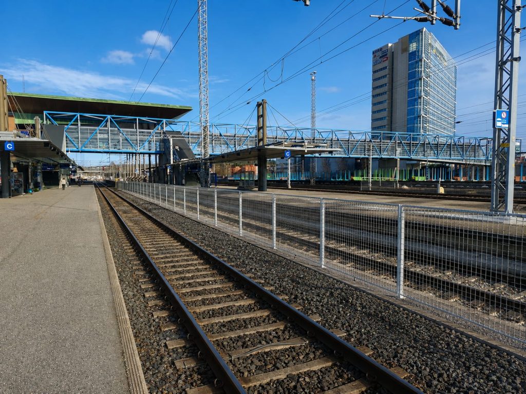 RATO-aita radanvarressa – Väyläviraston hyväksymä kehystetty elementtiaita infrakohteeseen