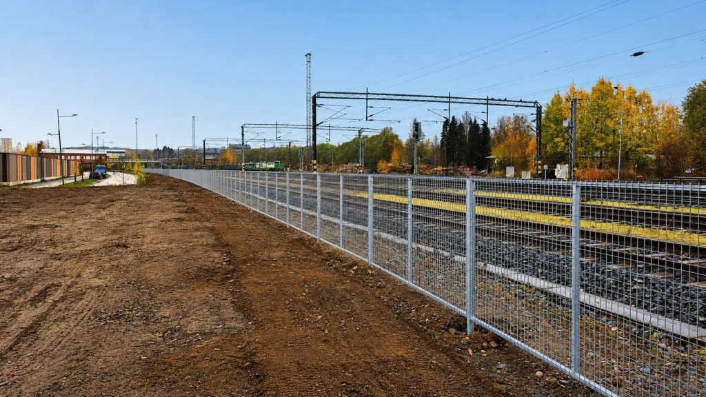 RATO-aita radanvarressa – Väyläviraston hyväksymä kehystetty elementtiaita infrakohteeseen