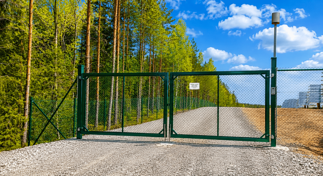 Saranaportti asennettuna aurinkovoimalaan.