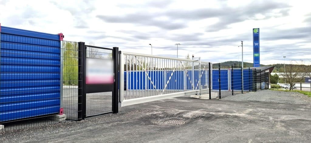 Säletäytteinen liukuportti ja porttiautomatiikka toimitilakohteessa