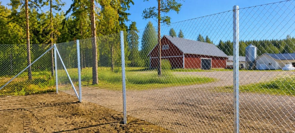 Panssariverkkoaita suomalaisessa maatilaympäristössä
